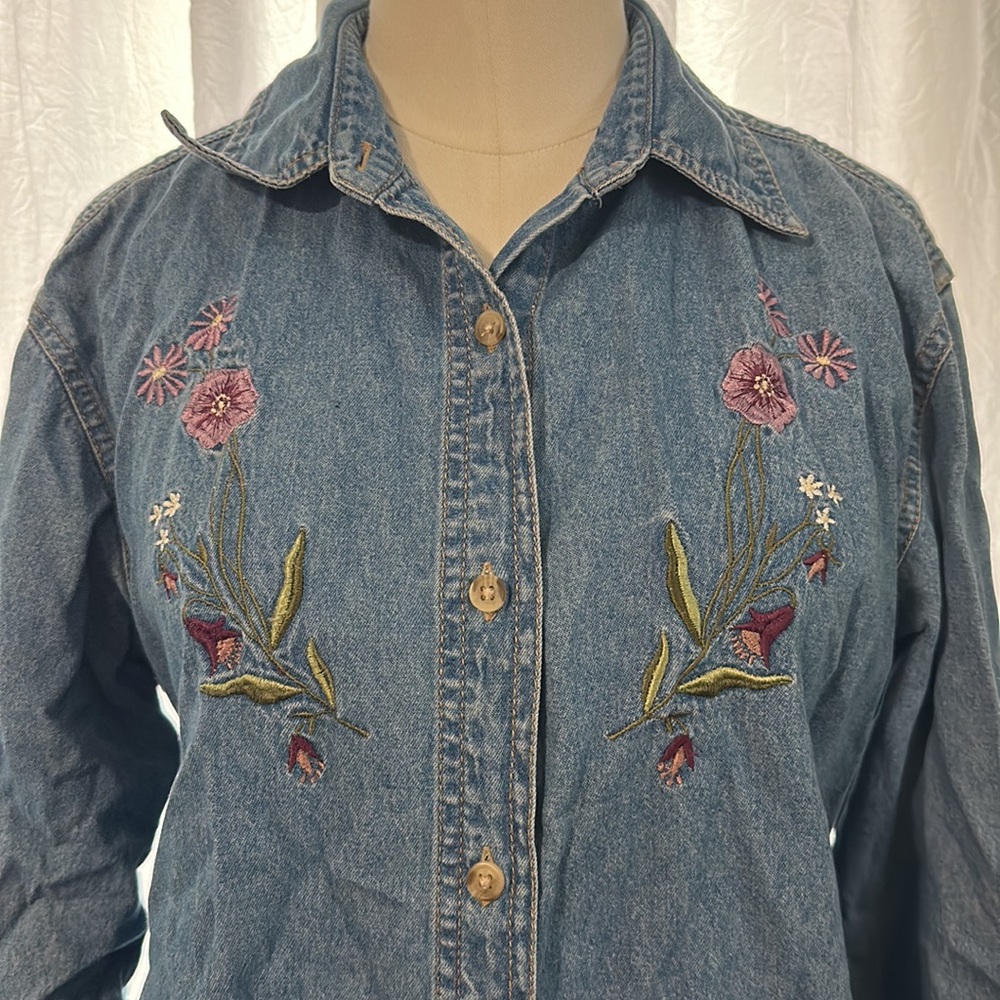 Vintage cabin Creek embroidered chambray button down top